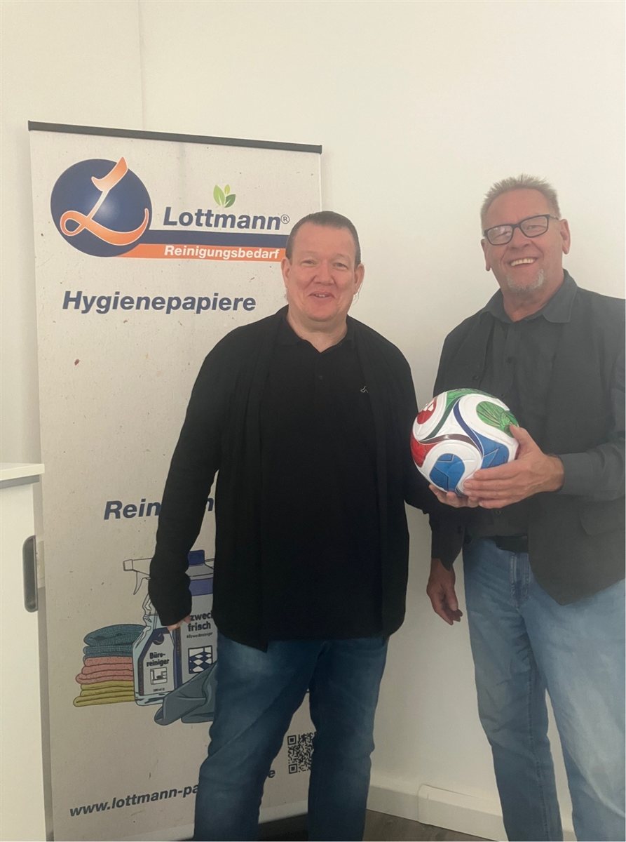 WM-Tippspiel: Siegmar Stücher (Avantgarde) übergibt den Fußball an Oliver Lottmann von Lottmann Reinigungsbedarf, Paderborn